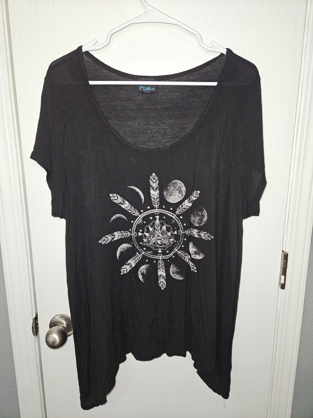 rue21 Black Short Sleeve Graphic Scoop Neck Tee